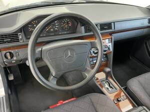 Immagine 7/32 di Mercedes-Benz E 200 (1994)