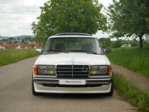 Immagine 47/50 di Mercedes-Benz 230 E (1900)