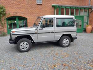 Image 2/9 of Mercedes-Benz 300 GD (SWB) (1988)