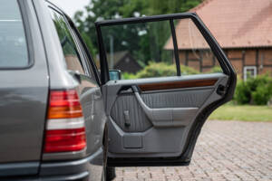 Image 39/66 of Mercedes-Benz 200 TE (1989)