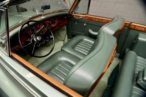 Image 28/50 de Bentley S3 Mulliner Park Ward DHC (1963)