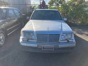 Immagine 2/44 di Mercedes-Benz E 500 (1993)