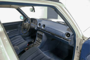 Image 14/27 of Mercedes-Benz 230 (1977)