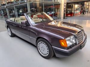 Image 5/42 of Mercedes-Benz 300 CE-24 (1993)