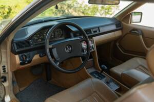 Image 29/46 de Mercedes-Benz 300 CE (1988)