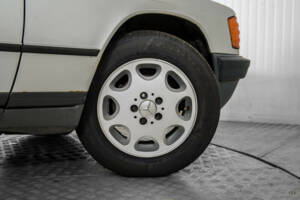 Image 42/50 of Mercedes-Benz 190 E (1986)