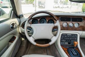 Image 75/91 de Jaguar XK8 4.0 (2000)