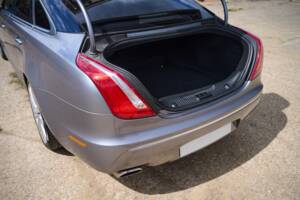 Bild 35/50 von Jaguar XJ 5.0 (2010)