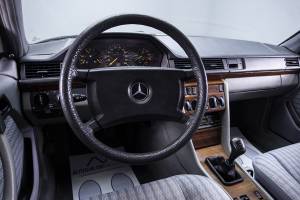Image 24/40 of Mercedes-Benz 300 TE (1991)