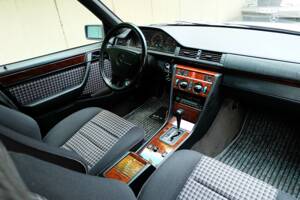 Imagen 20/75 de Mercedes-Benz E 280 T (1994)