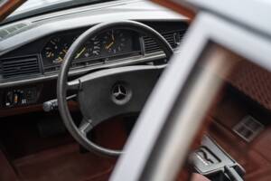 Bild 25/62 von Mercedes-Benz 190 E (1983)