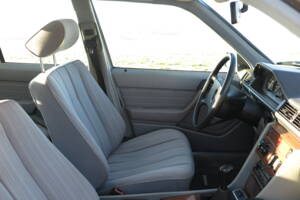 Image 7/92 de Mercedes-Benz 200 D (1989)