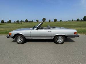Image 6/8 de Mercedes-Benz 380 SL (1984)