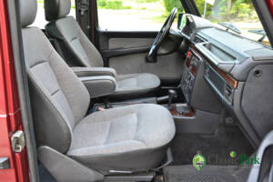 Immagine 15/49 di Mercedes-Benz 230 GE (SWB) (1993)