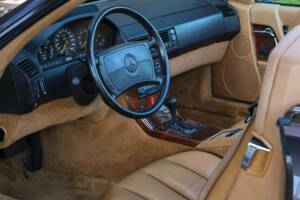 Image 18/50 of Mercedes-Benz 500 SL (1990)