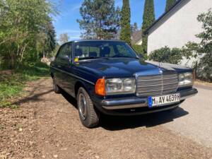 Bild 1/27 von Mercedes-Benz 230 E (1983)