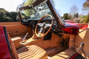 Image 30/41 de Jaguar E-Type (1968)