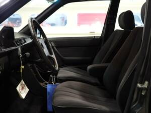 Image 14/14 of Mercedes-Benz 200 (1987)