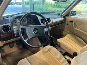 Image 7/21 of Mercedes-Benz 230 E (1983)