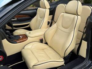 Image 24/30 de Aston Martin DB 7 Vantage Volante (2003)