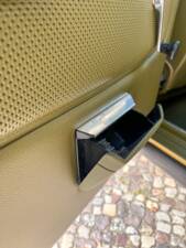 Image 110/139 of Mercedes-Benz 240 D (1978)