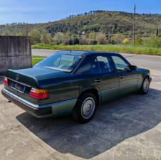 Bild 5/37 von Mercedes-Benz 200 E (1989)
