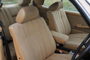 Image 27/33 of Mercedes-Benz 230 CE (1985)