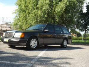 Afbeelding 32/50 van Mercedes-Benz 250 TD Turbo (1992)