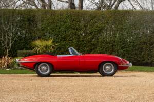 Image 17/50 de Jaguar E-Type (1967)