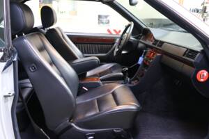 Immagine 18/43 di Mercedes-Benz E 200 (1994)