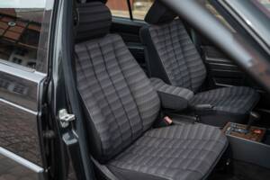 Bild 38/74 von Mercedes-Benz 190 E (1990)