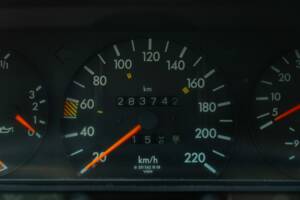 Afbeelding 38/44 van Mercedes-Benz 190 E (1987)