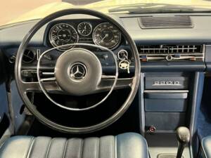 Image 24/46 of Mercedes-Benz 220 D (1972)
