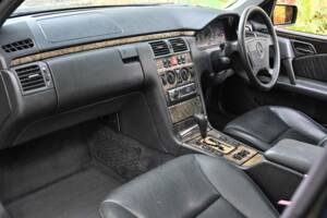 Image 15/50 of Mercedes-Benz E 320 (1998)