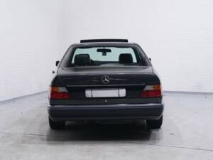 Bild 7/8 von Mercedes-Benz 230 CE (1993)