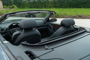 Image 28/50 of Mercedes-Benz SL 500 (2001)