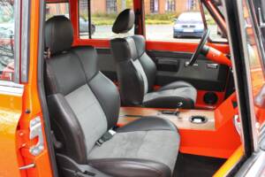 Image 17/30 of Chevrolet Suburban (1970)