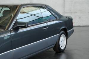 Bild 6/50 von Mercedes-Benz 300 CE (1991)