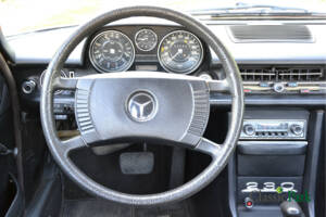 Image 28/50 of Mercedes-Benz 230&#x2F;6 (1973)