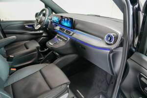 Image 19/35 of Mercedes-Benz V 300 d 4MATIC (2025)