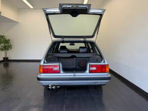 Immagine 18/50 di BMW 325i Touring (1992)