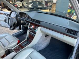 Imagen 22/64 de Mercedes-Benz E 500 (1993)