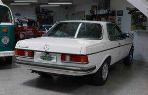 Bild 33/38 von Mercedes-Benz 230 CE (1984)