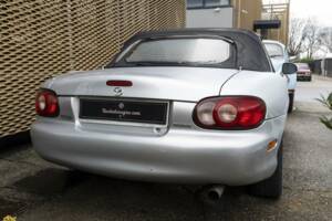 Imagen 3/22 de Mazda MX-5 1.6 (2001)