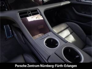 Image 32/36 of Porsche Taycan 4S Sport Turismo (2026)