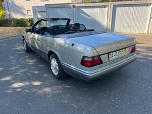 Obraz 4/61 pojazdu Mercedes-Benz E 220 (1996)
