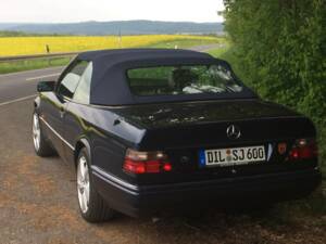 Image 5/22 of Mercedes-Benz E 220 (1996)