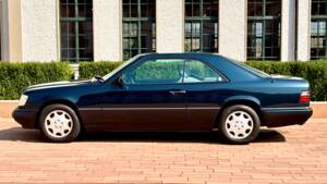 Image 2/16 of Mercedes-Benz E 320 (1996)