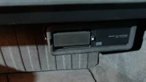 Image 25/32 de Mercedes-Benz 400 E (1991)