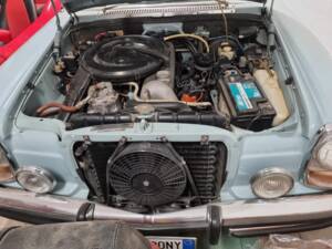 Image 22/32 of Mercedes-Benz 250 C (1972)